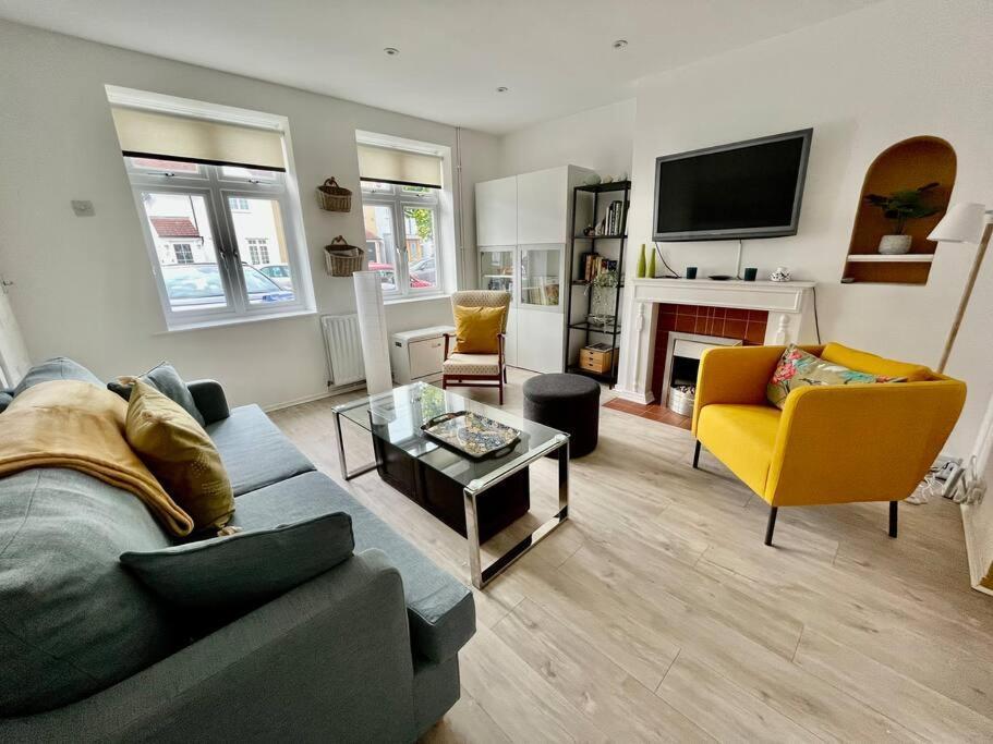 Entire 3 Bed House Weybridge Brooklands, London Villa Byfleet Luaran gambar