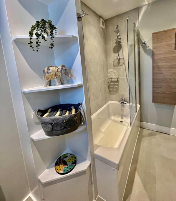 Entire 3 Bed House Weybridge Brooklands, London Villa Byfleet Luaran gambar