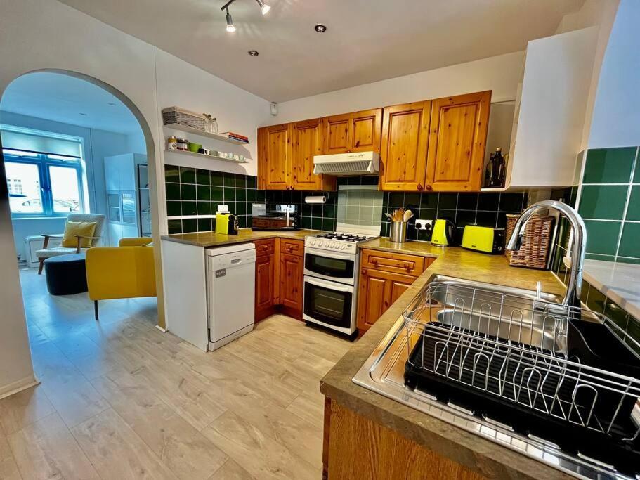 Entire 3 Bed House Weybridge Brooklands, London Villa Byfleet Luaran gambar