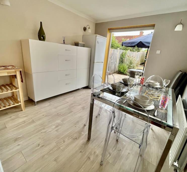 Entire 3 Bed House Weybridge Brooklands, London Villa Byfleet Luaran gambar