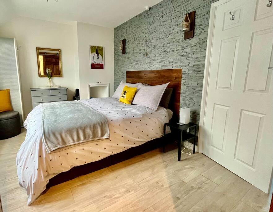 Entire 3 Bed House Weybridge Brooklands, London Villa Byfleet Luaran gambar