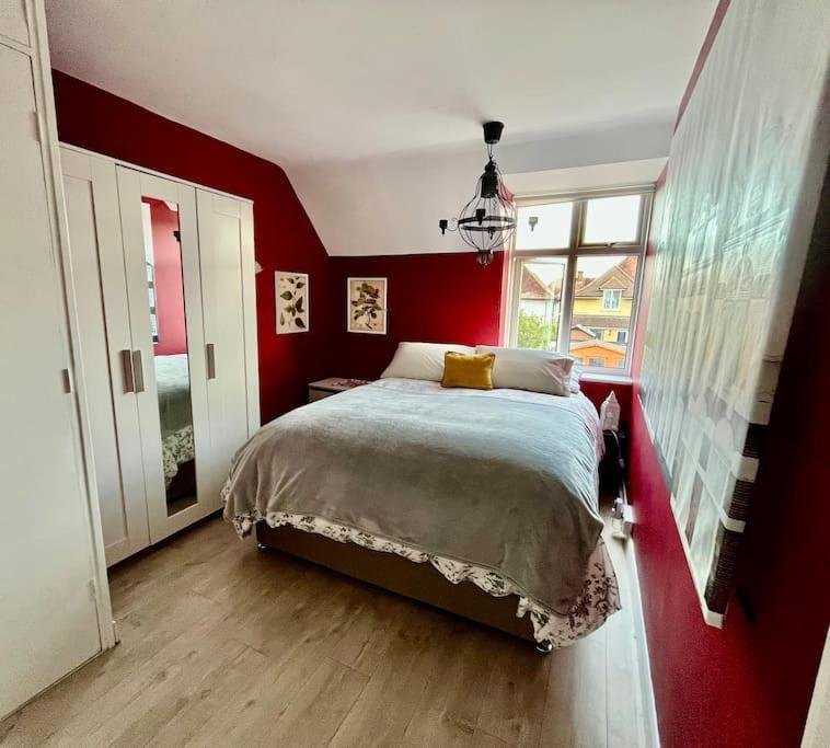 Entire 3 Bed House Weybridge Brooklands, London Villa Byfleet Luaran gambar