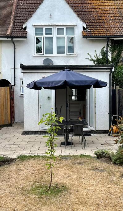 Entire 3 Bed House Weybridge Brooklands, London Villa Byfleet Luaran gambar