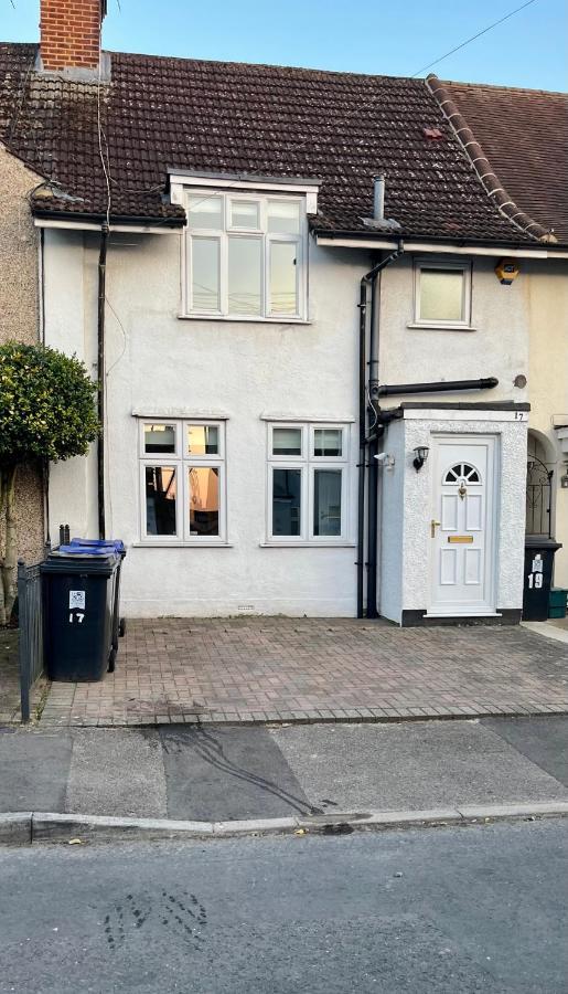 Entire 3 Bed House Weybridge Brooklands, London Villa Byfleet Luaran gambar